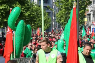 3000 membres des syndicats ACV et ABVV Limburg manifestent contre Bart De Wever à Hasselt