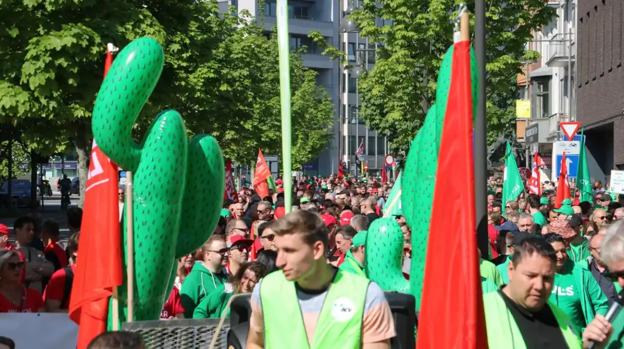 3000 membres des syndicats ACV et ABVV Limburg manifestent contre Bart De Wever à Hasselt