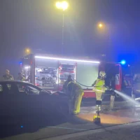 Accident à Veurne impliquant 5 occupants et 2 personnes sur le capot de la voiture