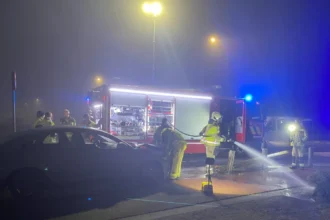 Accident à Veurne impliquant 5 occupants et 2 personnes sur le capot de la voiture
