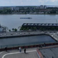 Anvers étend les 30 jours de baignade gratuite au Bonapartedok près du MAS