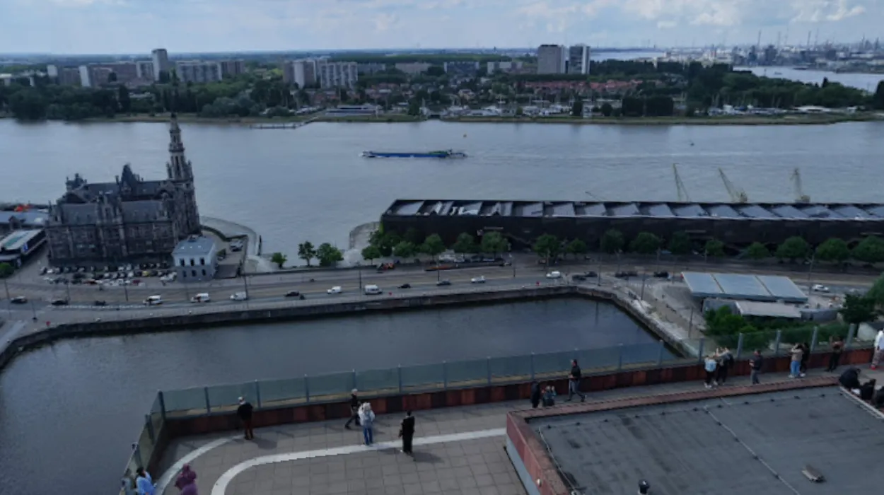 Anvers étend les 30 jours de baignade gratuite au Bonapartedok près du MAS