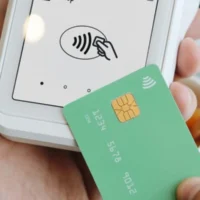 Des arnaqueurs utilisant une fausse carte de crédit arrêtés à Bruxelles