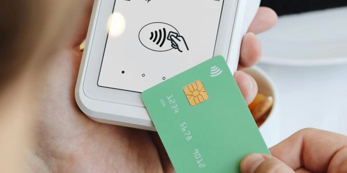 Des arnaqueurs utilisant une fausse carte de crédit arrêtés à Bruxelles