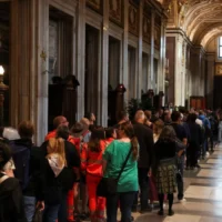 Des milliers de fidèles se rassemblent sur la tombe du pape François à Rome
