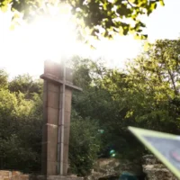 Des vandales endommagent le monument de Roosburg à Riemst, le maire réagit fermement