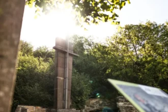 Des vandales endommagent le monument de Roosburg à Riemst, le maire réagit fermement