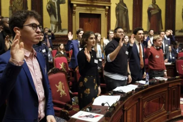 Durant une semaine, 120 jeunes vont prendre les rênes du Parlement fédéral