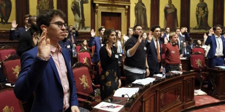 Durant une semaine, 120 jeunes vont prendre les rênes du Parlement fédéral