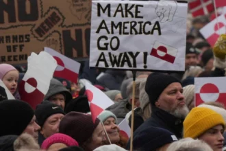 EN DIRECT, Groenland : à Copenhague et à Nuuk, des milliers de manifestants affichent leur soutien