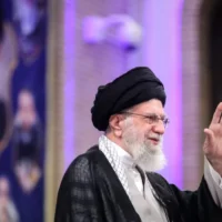 L’Ayatollah Khamenei d’Iran dénonce les exigences nucléaires américaines comme excessives