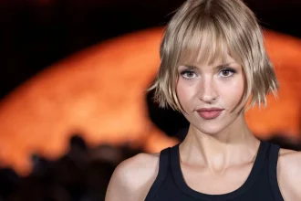La surprise d’Angèle sur la Place de la Monnaie à Bruxelles : la star belge dévoile son clip en exclusivité mondiale