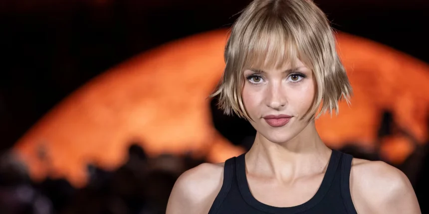 La surprise d’Angèle sur la Place de la Monnaie à Bruxelles : la star belge dévoile son clip en exclusivité mondiale