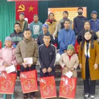 La vice-présidente du Conseil populaire provincial, Le Thi Thanh Tra, distribue des cadeaux du Têt aux familles pauvres de la commune de Xuan Giang