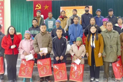 La vice-présidente du Conseil populaire provincial, Le Thi Thanh Tra, distribue des cadeaux du Têt aux familles pauvres de la commune de Xuan Giang