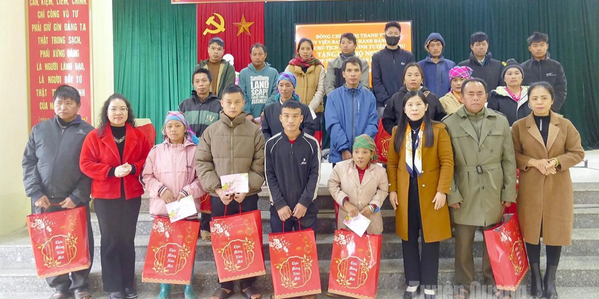 La vice-présidente du Conseil populaire provincial, Le Thi Thanh Tra, distribue des cadeaux du Têt aux familles pauvres de la commune de Xuan Giang
