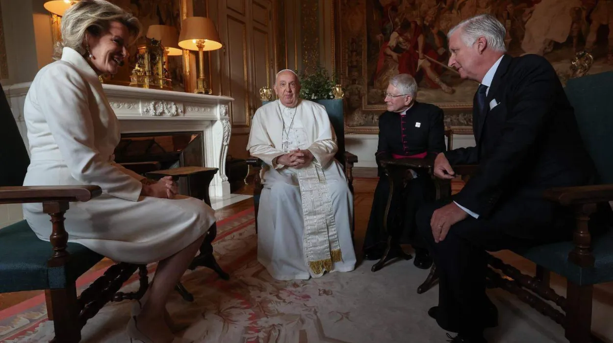 Le Roi Philippe et la Reine Mathilde rendent hommage au Pape François