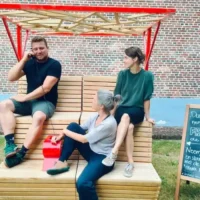 Le banc parlant Frank s’installe à Olen jusqu’au 13 juillet, sous la direction de RURANT