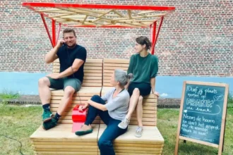 Le banc parlant Frank s’installe à Olen jusqu’au 13 juillet, sous la direction de RURANT