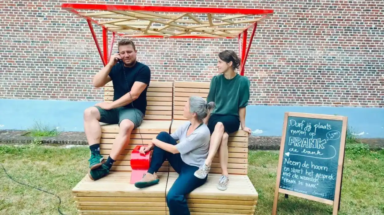 Le banc parlant Frank s’installe à Olen jusqu’au 13 juillet, sous la direction de RURANT
