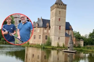 Le jeune forgeron Bruce, 14 ans, façonne le fer à Tielt-Winge