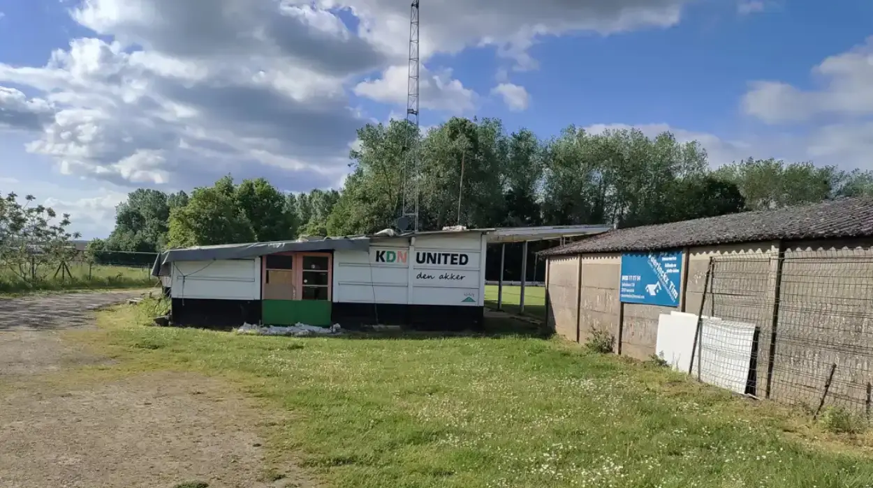 Le parc sportif de Kortrijk-Dutsel à Holsbeek à l’arrêt KDN United freine face aux coûts