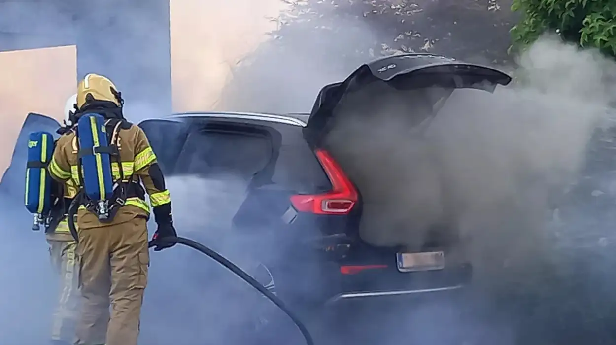 Le système Cobra utilisé à Denderbelle pour éteindre un incendie de voiture hybride