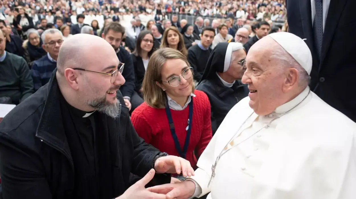Les chaleureuses rencontres du prêtre Gianluca Loperfido avec le pape François