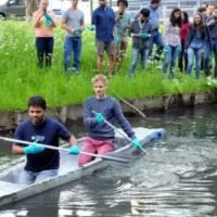 Les étudiants de Hoboken et Aarschot s'affrontent en aviron avec des canoës en béton