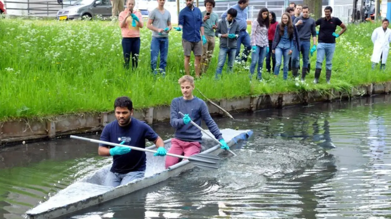 Les étudiants de Hoboken et Aarschot s'affrontent en aviron avec des canoës en béton