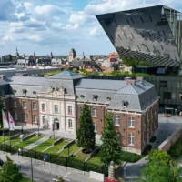Les travaux de rénovation des panneaux-miroirs de l’hôtel de ville de Hasselt ont commencé