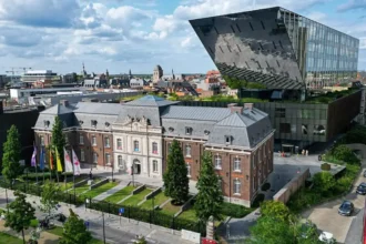 Les travaux de rénovation des panneaux-miroirs de l’hôtel de ville de Hasselt ont commencé