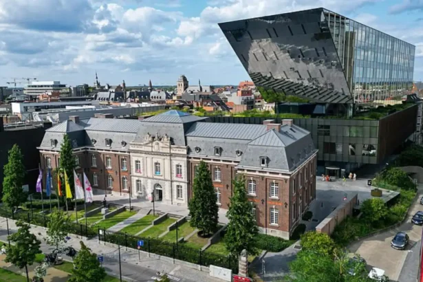 Les travaux de rénovation des panneaux-miroirs de l’hôtel de ville de Hasselt ont commencé