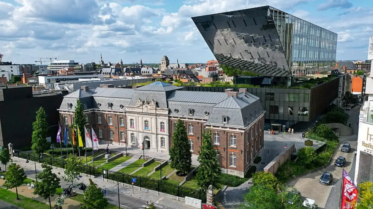 Les travaux de rénovation des panneaux-miroirs de l’hôtel de ville de Hasselt ont commencé