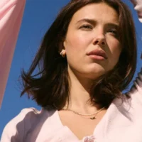 Millie Bobby Brown lance une marque de mode pour ados en partenariat avec Walmart
