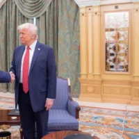 Trump rencontre le dirigeant syrien et appelle à des discussions avec Israël