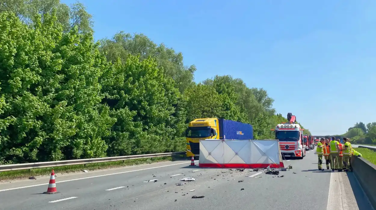 Un conducteur décède dans une collision avec un camion sur l’E403 à Wevelgem